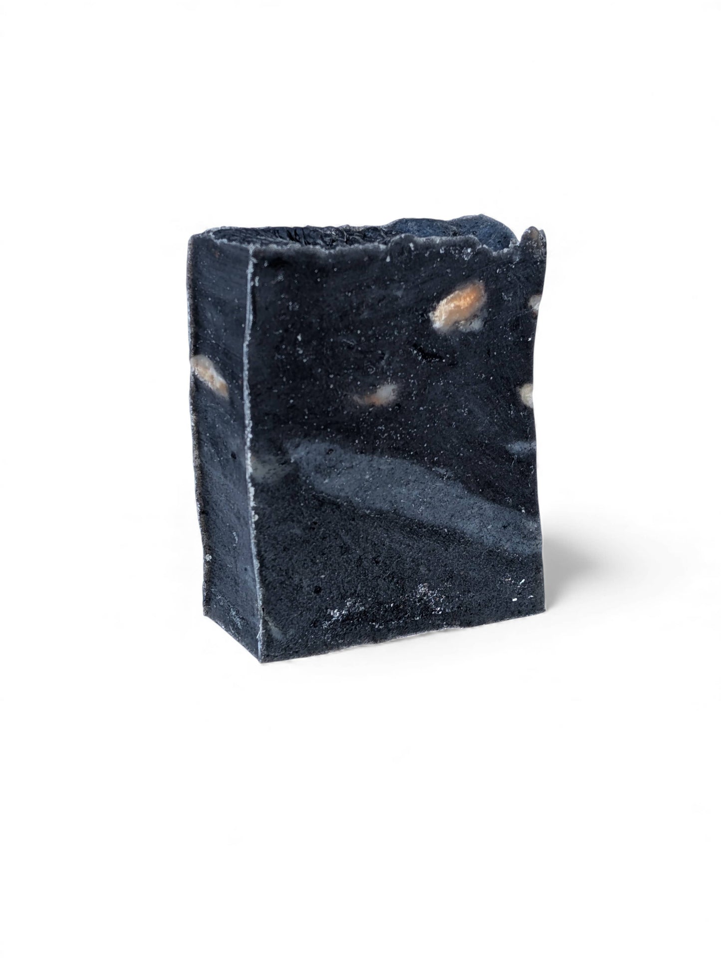 Le savon au charbon utilise du charbon actif pour nettoyer la peau en profondeur en éliminant les impuretés, les toxines et l'excès de sébum, ce qui le rend idéal pour les peaux à tendance acnéique, grasse ou congestionnée, aidant à réduire les points noirs et les éruptions cutanées tout en exfoliant en douceur pour un teint plus lisse et plus clair, souvent associé à des ingrédients comme le beurre de karité, l'huile d'arbre à thé ou les huiles essentielles pour des bienfaits supplémentaires.